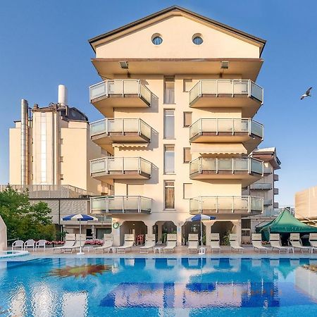 Universal Hotel Cervia Bagian luar foto