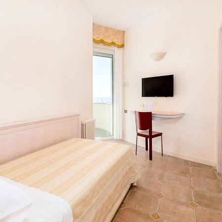 Universal Hotel Cervia Bagian luar foto