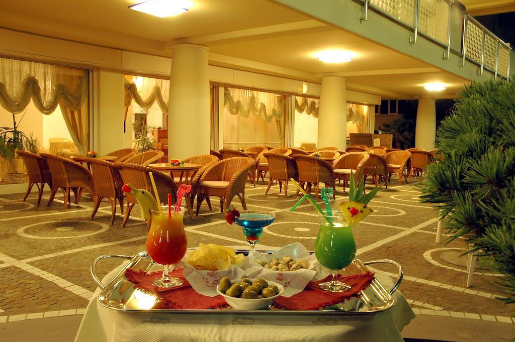 Universal Hotel Cervia Bagian luar foto