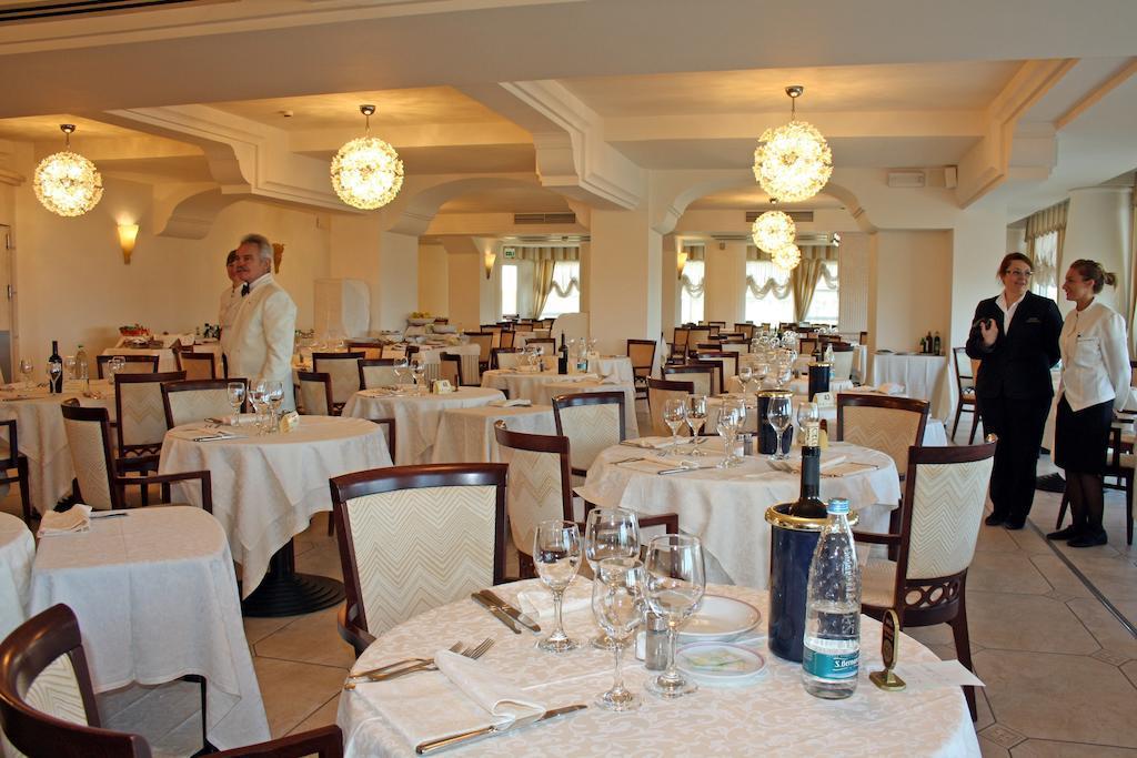Universal Hotel Cervia Bagian luar foto