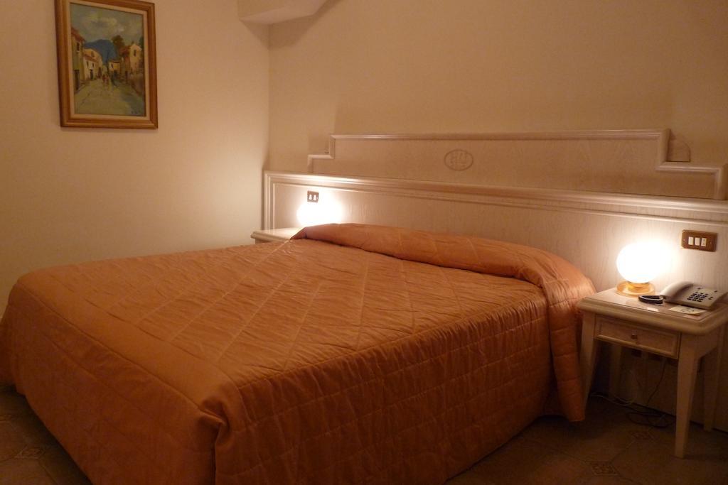 Universal Hotel Cervia Bagian luar foto