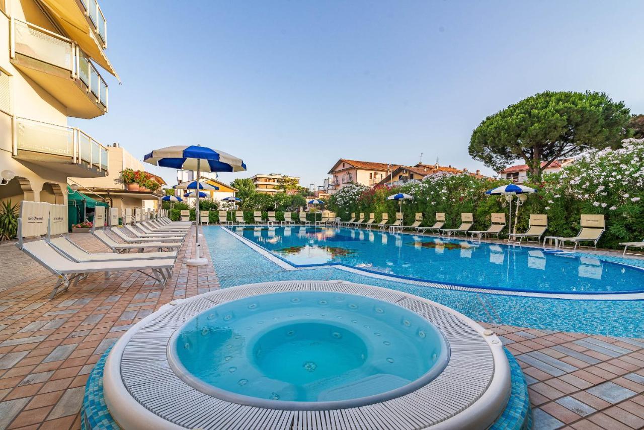 Universal Hotel Cervia Bagian luar foto