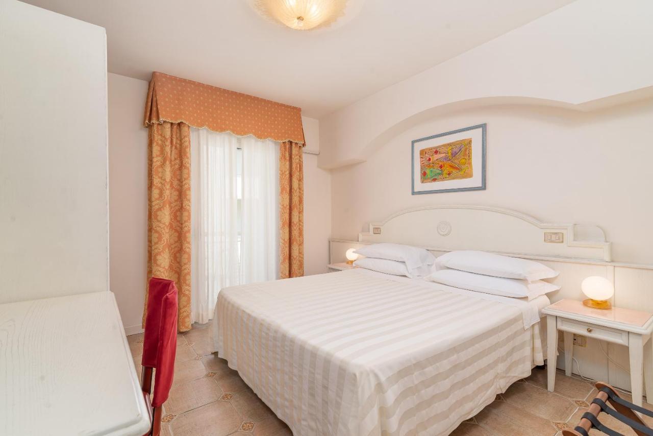 Universal Hotel Cervia Bagian luar foto