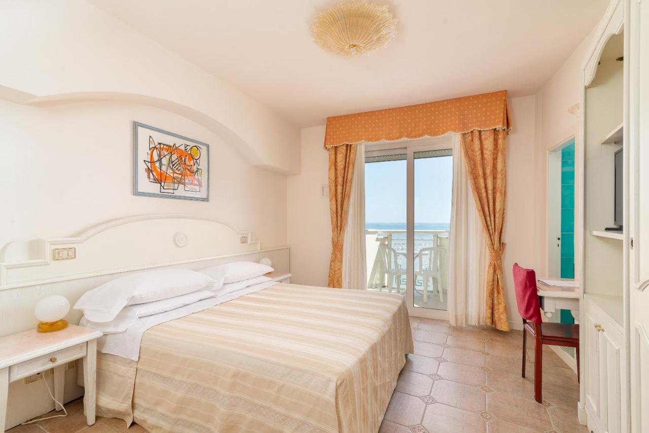 Universal Hotel Cervia Bagian luar foto