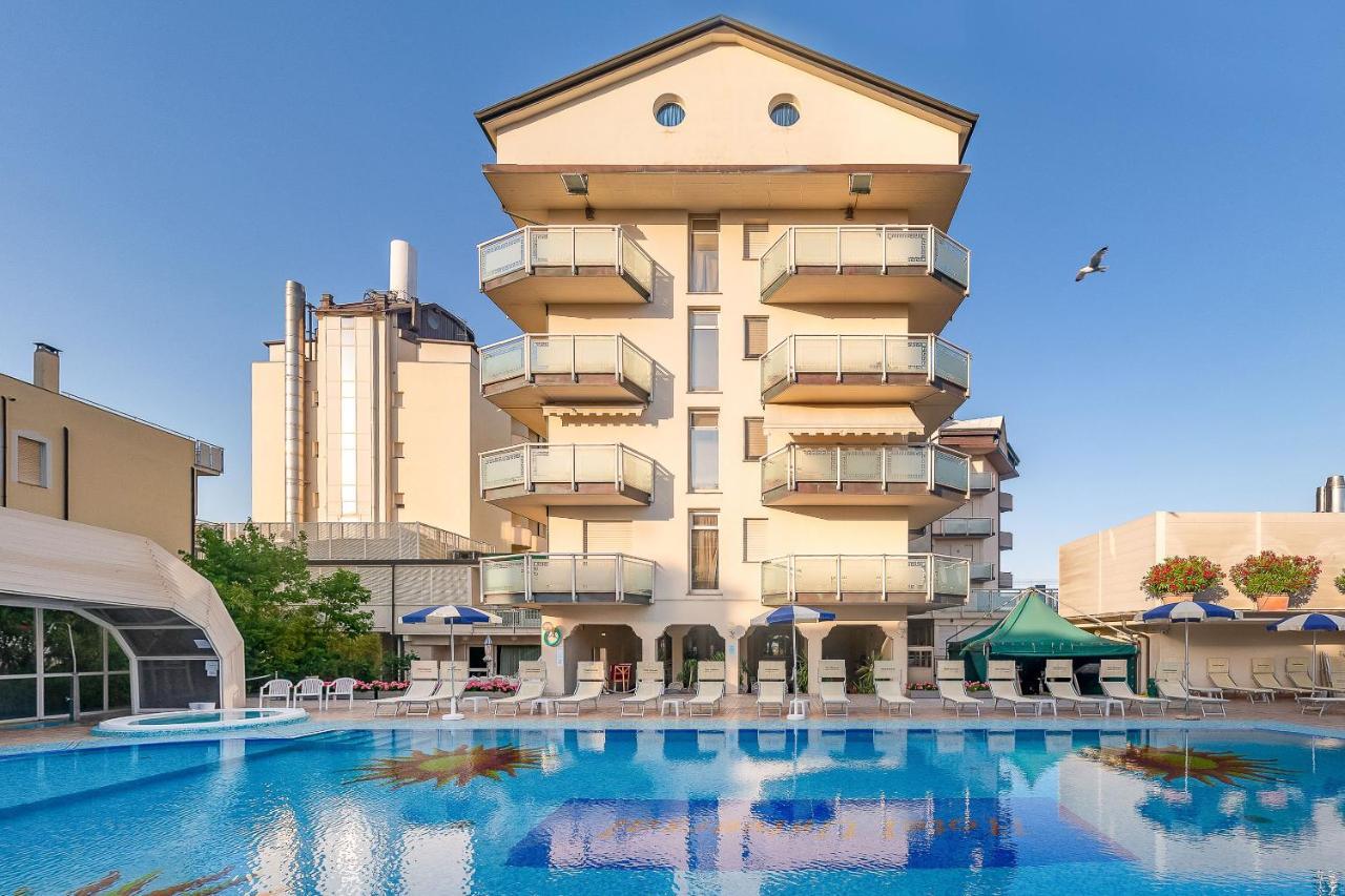 Universal Hotel Cervia Bagian luar foto