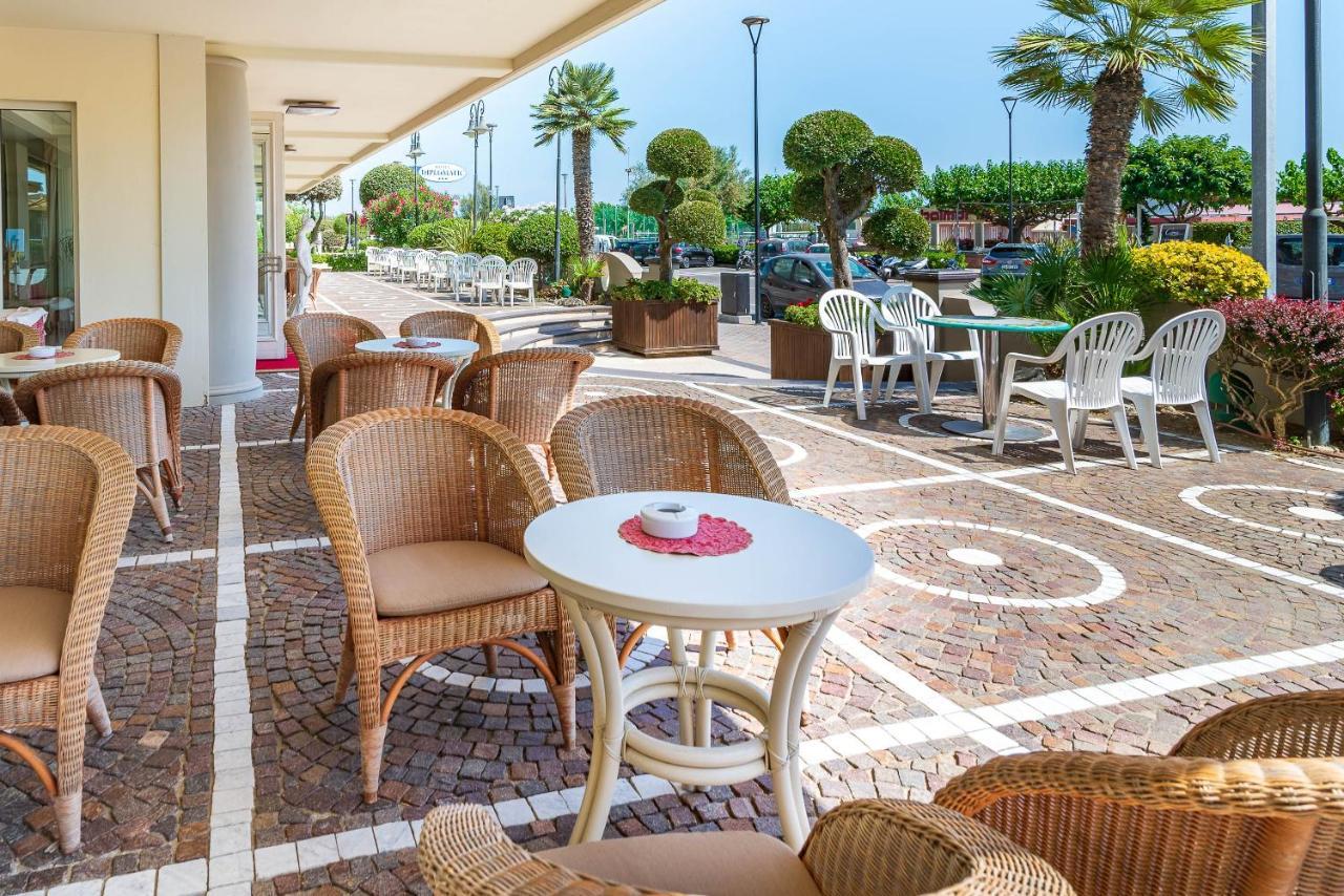 Universal Hotel Cervia Bagian luar foto