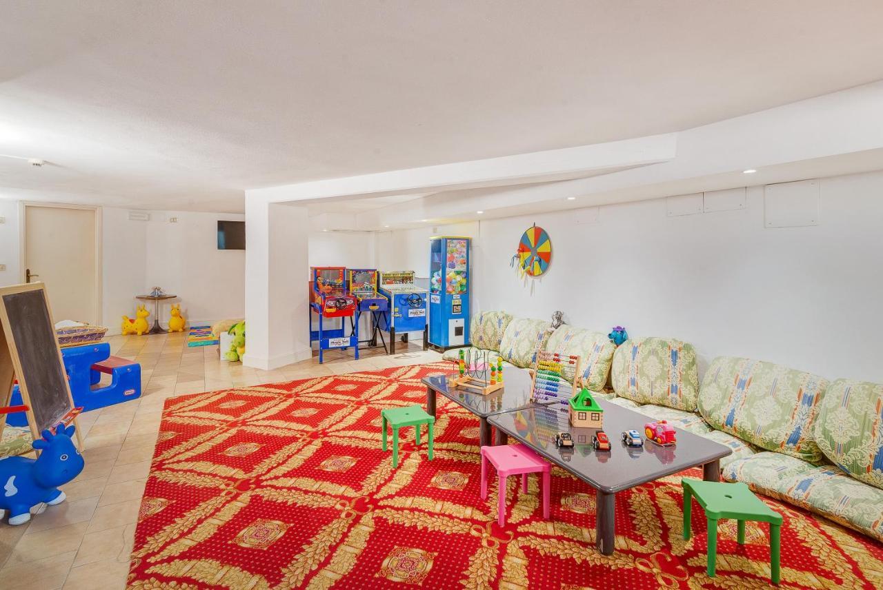 Universal Hotel Cervia Bagian luar foto