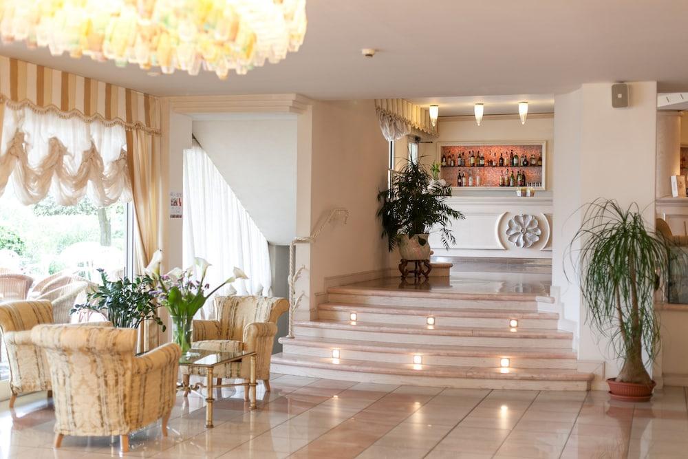 Universal Hotel Cervia Bagian luar foto