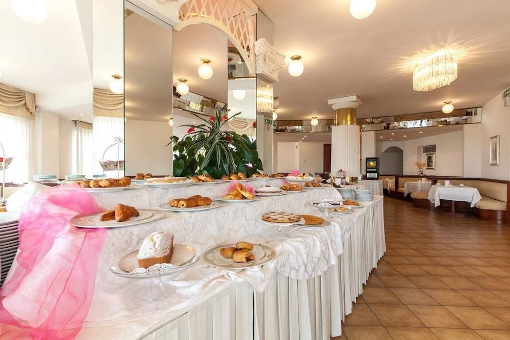 Universal Hotel Cervia Bagian luar foto