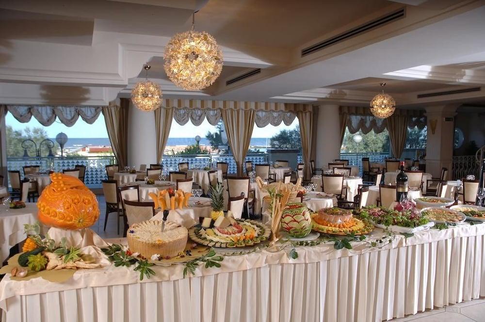Universal Hotel Cervia Bagian luar foto