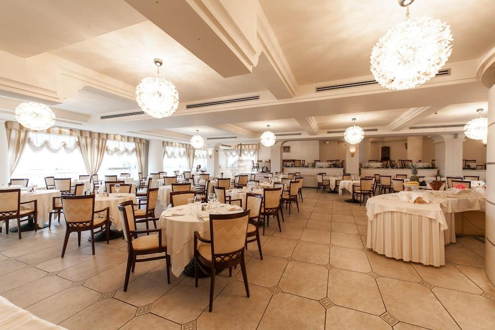 Universal Hotel Cervia Bagian luar foto