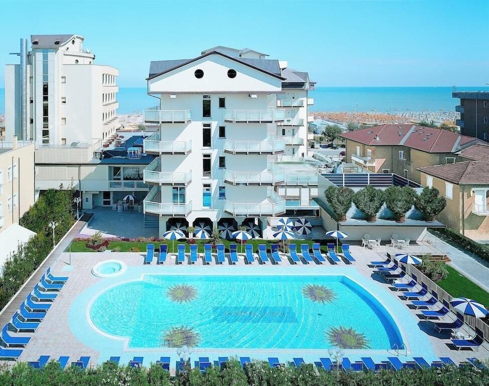 Universal Hotel Cervia Bagian luar foto