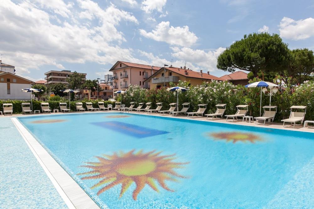 Universal Hotel Cervia Bagian luar foto