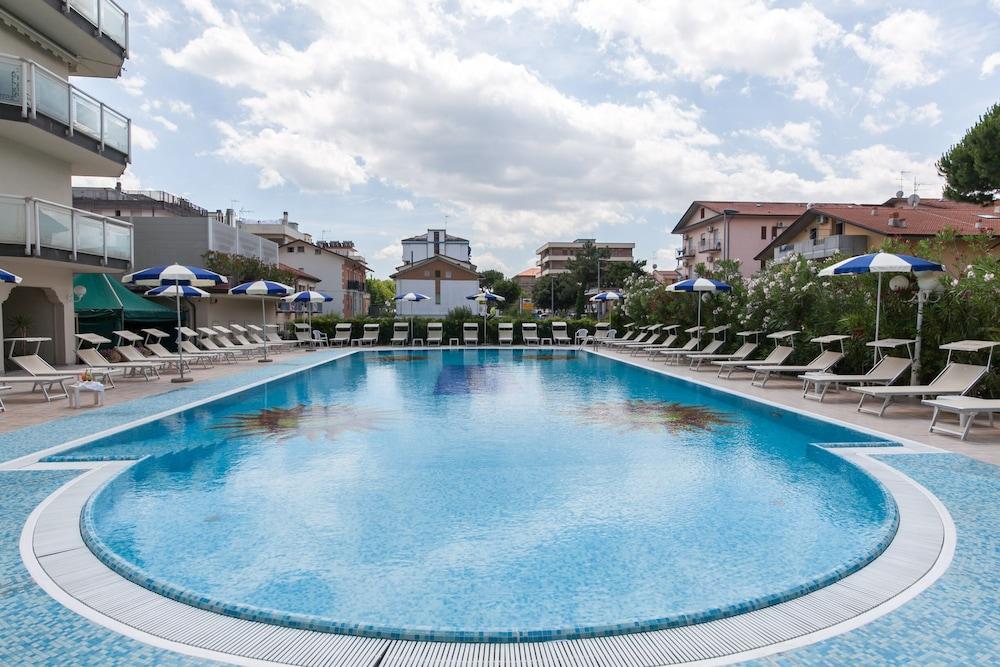 Universal Hotel Cervia Bagian luar foto