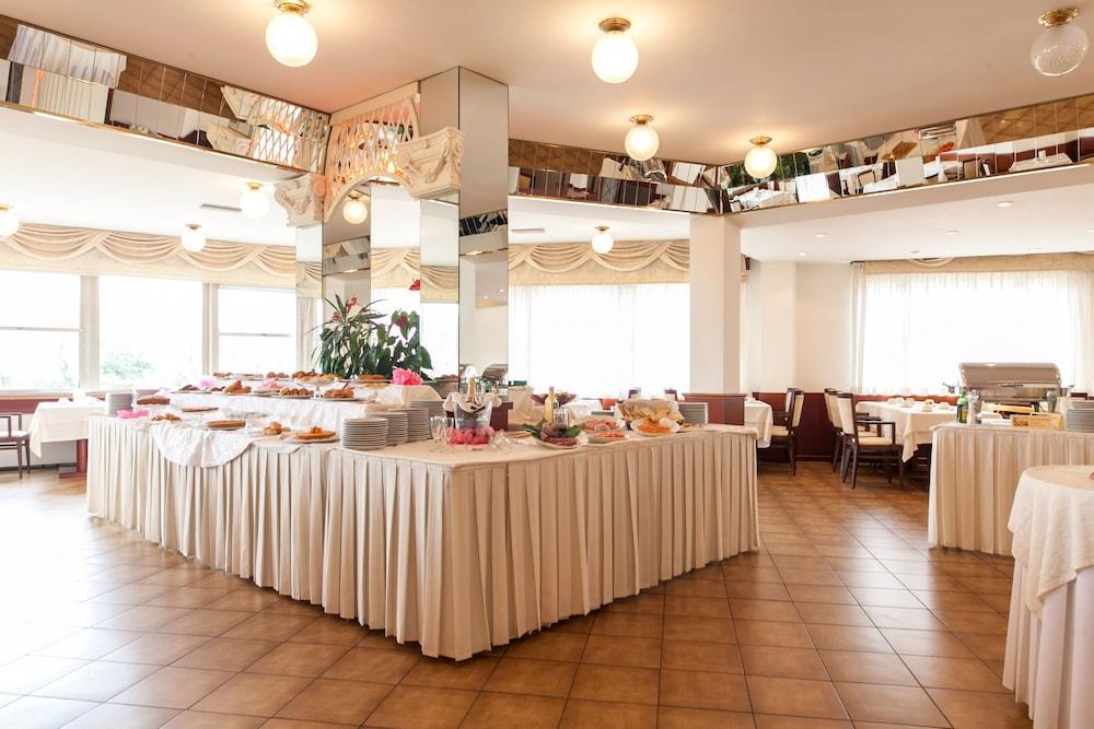 Universal Hotel Cervia Bagian luar foto