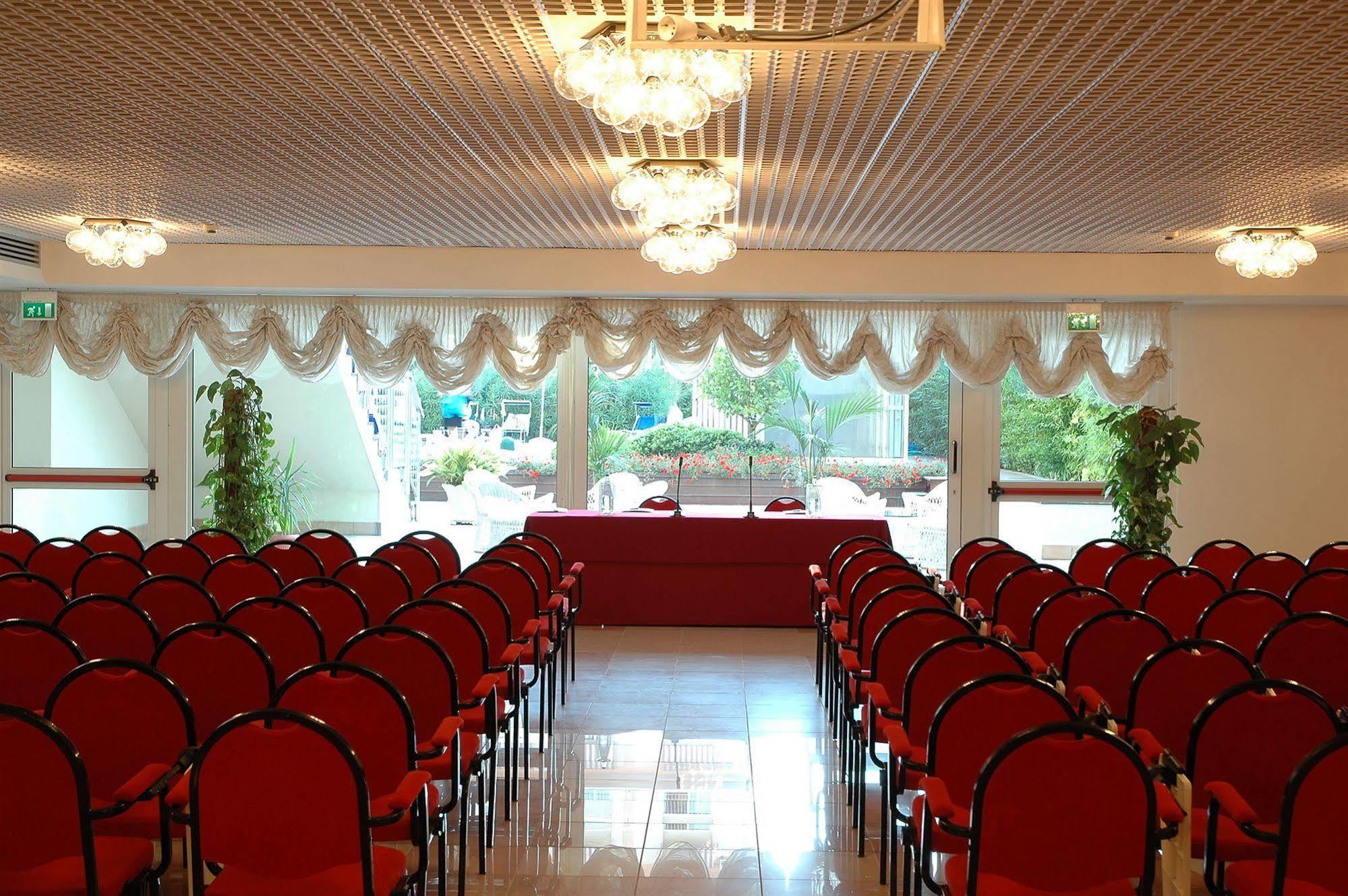 Universal Hotel Cervia Bagian luar foto